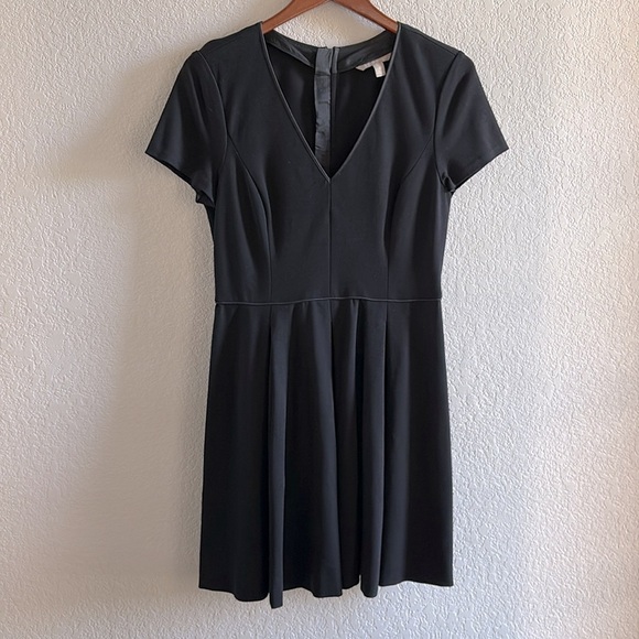 Banana Republic Ponte Pleated Fit & Flare Dress Black VNeck Size 8 - Picture 2 of 5